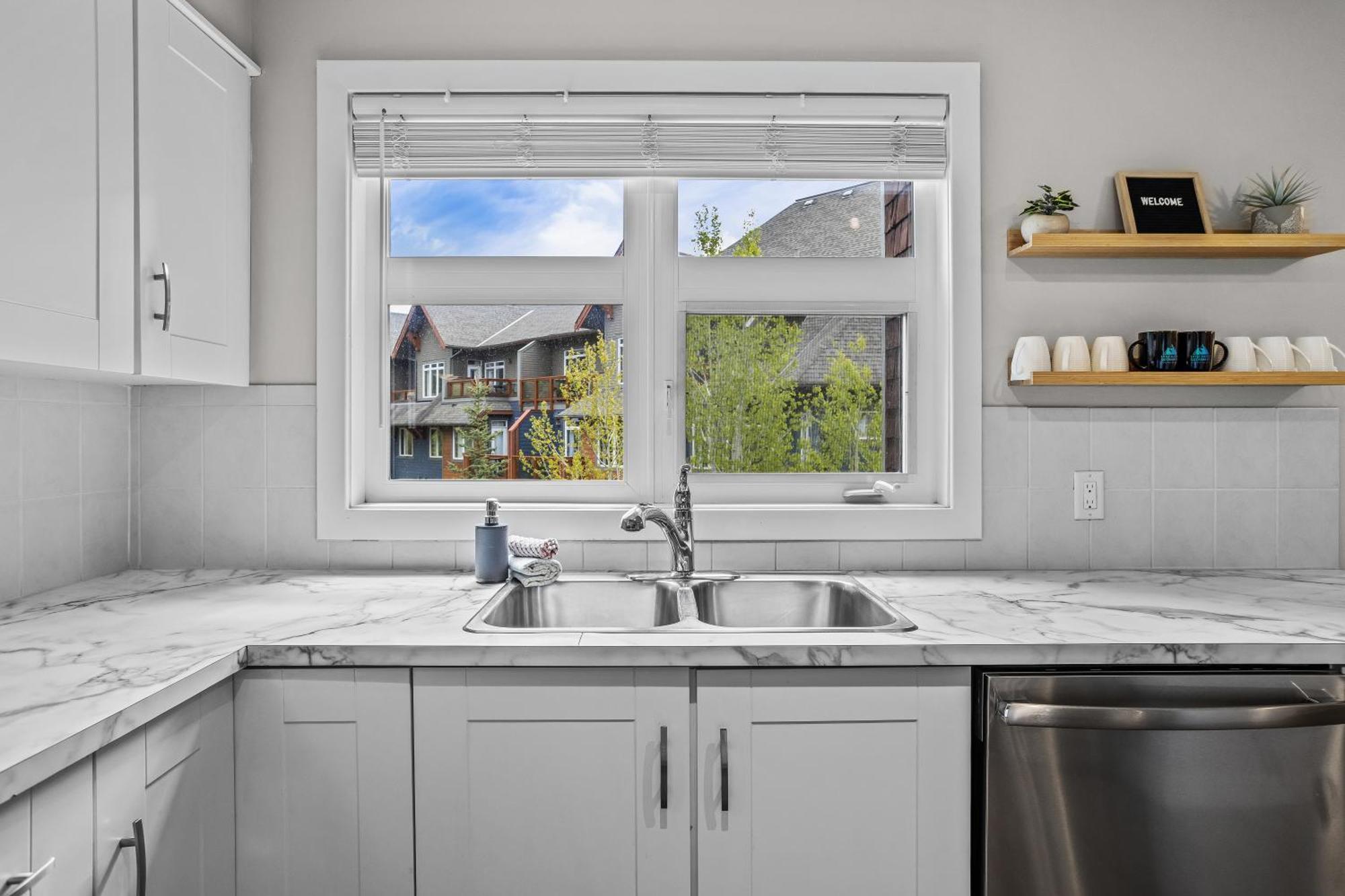 Charming 1 Bdrm Plus Loft With Views Managed By Little Sister Getaways Canmore Luaran gambar