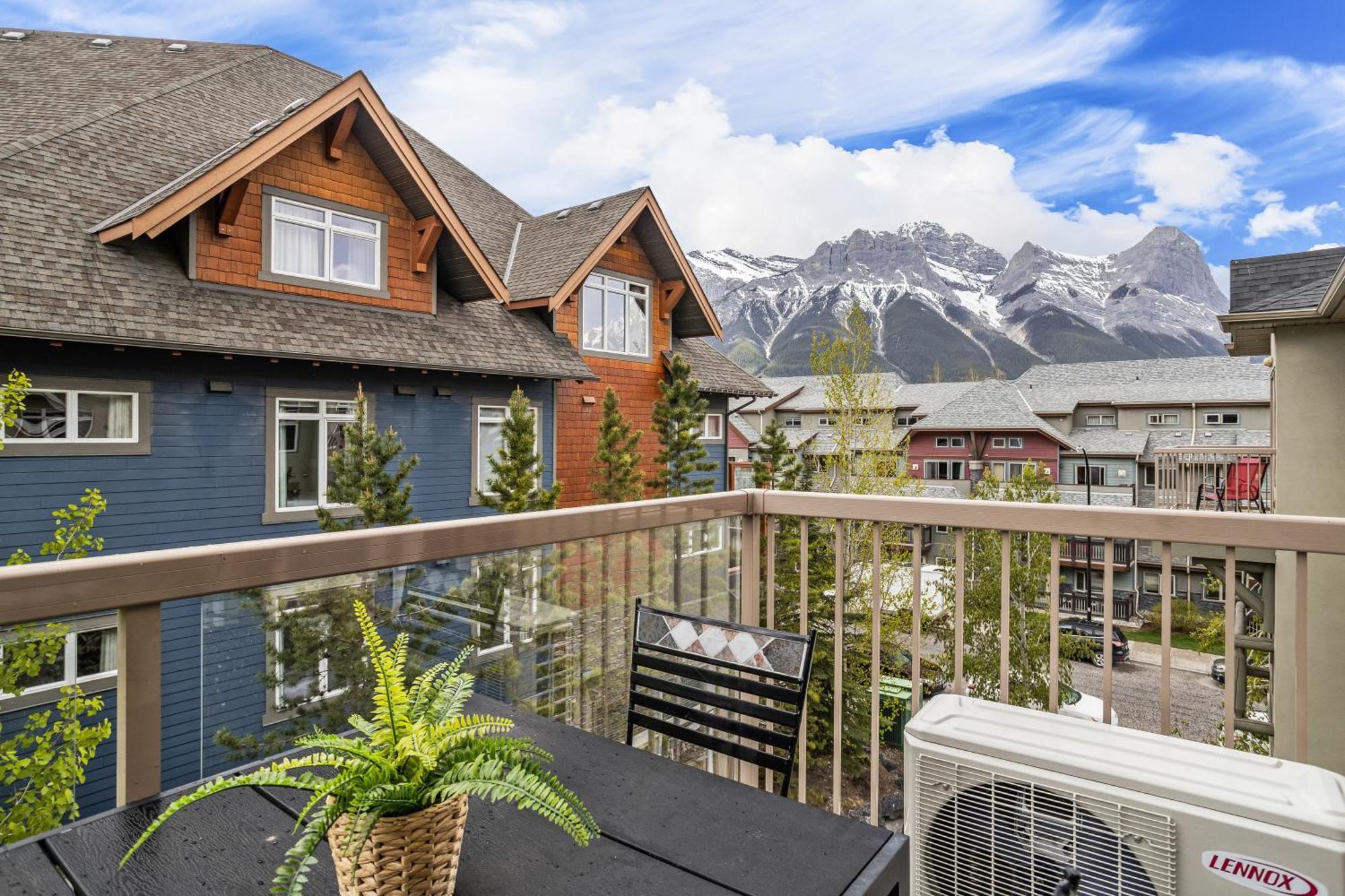 Charming 1 Bdrm Plus Loft With Views Managed By Little Sister Getaways Canmore Luaran gambar